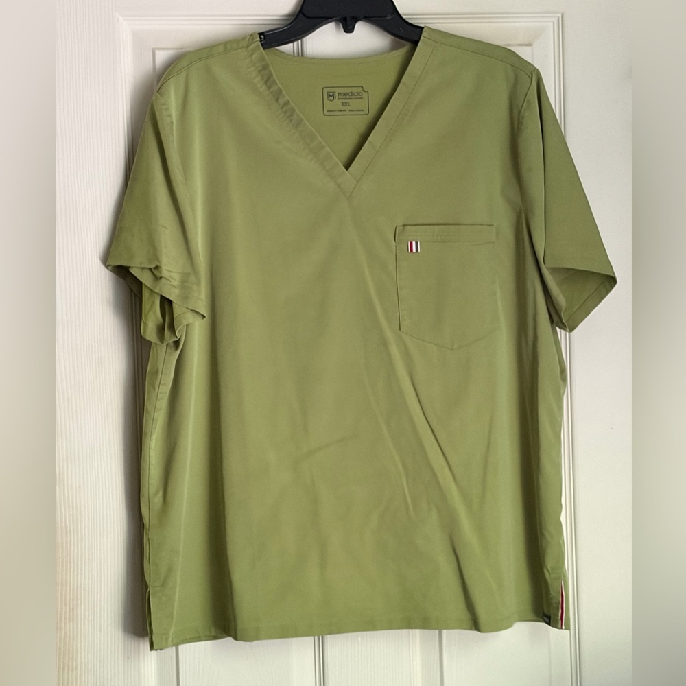 Mediclo women’s scrub top size XXL